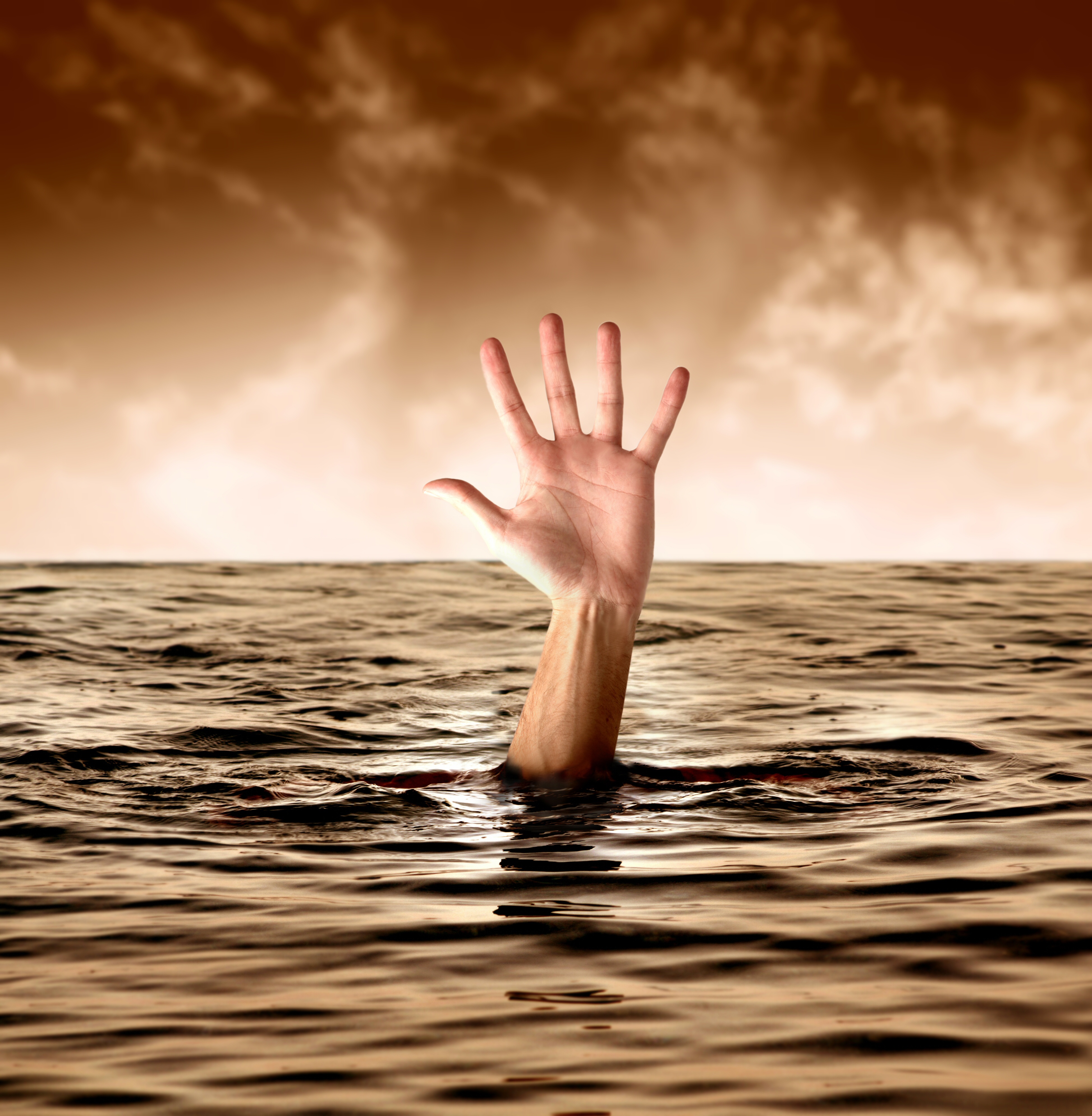Утонуть картинки. Тонущий человек. Рука из воды. Человек тонет в воде. Человек тонет в море.